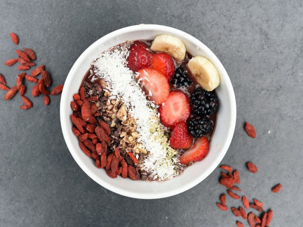 Μπολ με goji berries, chia, καρύδα και φρέσκα φρούτα.