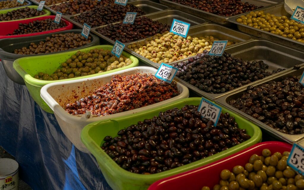 Ποικιλίες ελιών σε πάγκο λαϊκής αγοράς.